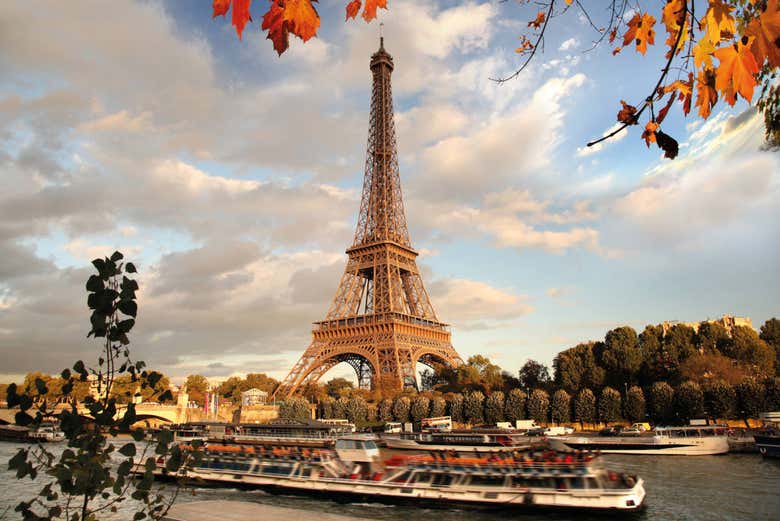 Boat next to the Eiffel tower